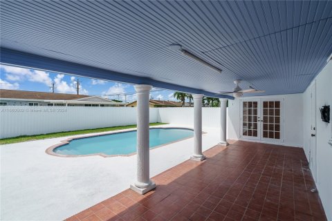 House in Miami, Florida 4 bedrooms, 136.57 sq.m. № 1367169 - photo 12