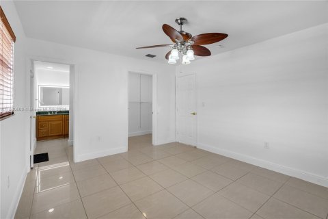 House in Miami, Florida 4 bedrooms, 136.57 sq.m. № 1367169 - photo 21