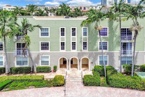 Copropriété à vendre à Hollywood, Floride: 2 chambres, 104.14 m2 № 1372449 - photo 1