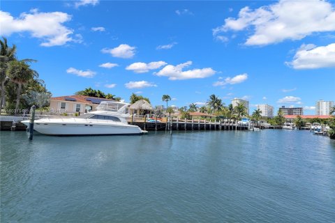 Condo in Fort Lauderdale, Florida, 2 bedrooms  № 1226427 - photo 1