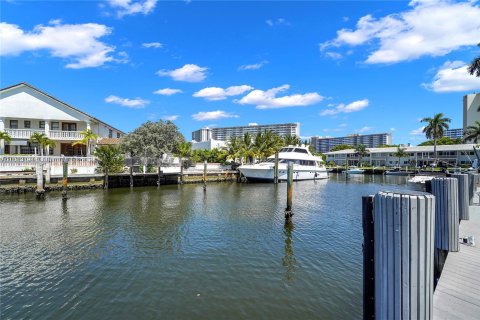 Condo in Fort Lauderdale, Florida, 2 bedrooms  № 1226427 - photo 2