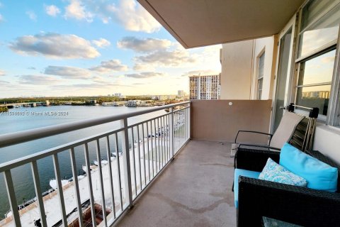 Condominio en venta en Sunny Isles Beach, Florida, 1 dormitorio, 90.58 m2 № 1187198 - foto 5