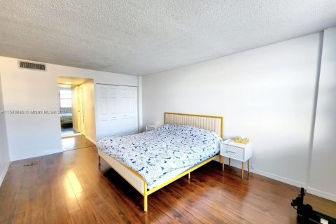 Condominio en venta en Sunny Isles Beach, Florida, 1 dormitorio, 90.58 m2 № 1187198 - foto 18