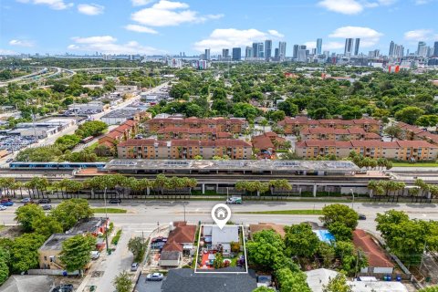 Propiedad comercial en venta en Miami, Florida № 1364876 - foto 3