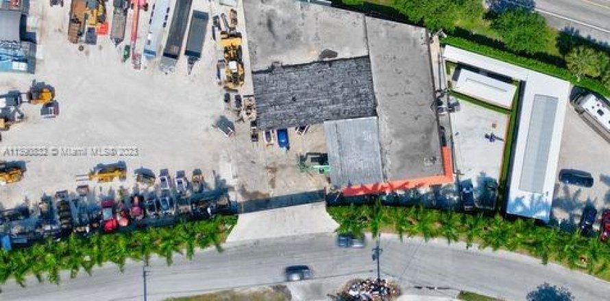 Commercial property in Homestead, Florida № 508969
