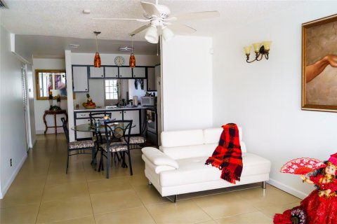 House in West Palm Beach, Florida 2 bedrooms, 119.29 sq.m. № 1224699 - photo 1