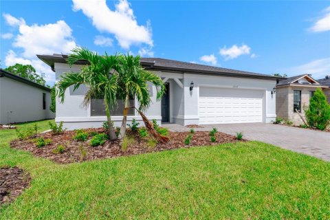 House in North Port, Florida 4 bedrooms, 171.87 sq.m. № 1376543 - photo 2