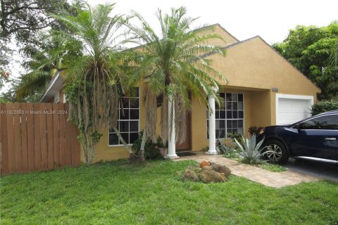 Villa ou maison à vendre à Pembroke Pines, Floride: 3 chambres, 102.47 m2 № 1269807 - photo 1