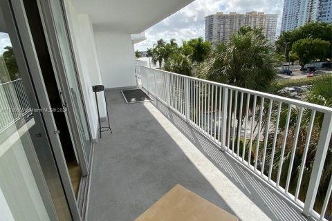 Condo in Aventura, Florida, 2 bedrooms  № 1423109 - photo 19