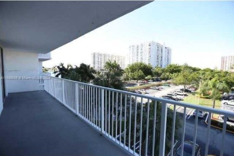 Condo in Aventura, Florida, 2 bedrooms  № 1423109 - photo 1