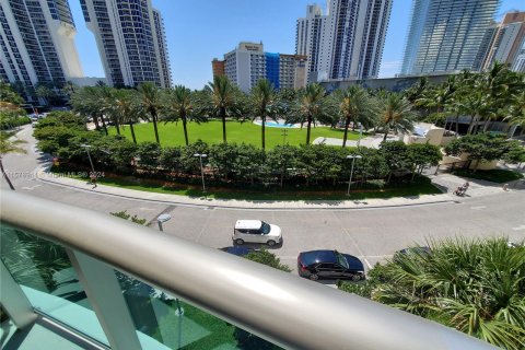 Condominio en venta en Sunny Isles Beach, Florida, 1 dormitorio, 93.37 m2 № 1151304 - foto 17