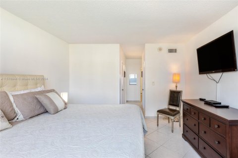 Condominio en venta en Sunny Isles Beach, Florida, 1 dormitorio, 93.37 m2 № 1151304 - foto 5