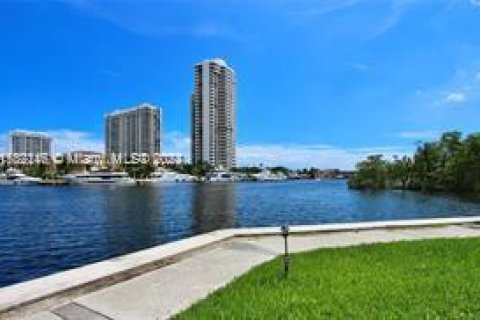 Condominio en venta en Aventura, Florida, 1 dormitorio, 75.25 m2 № 1161142 - foto 2