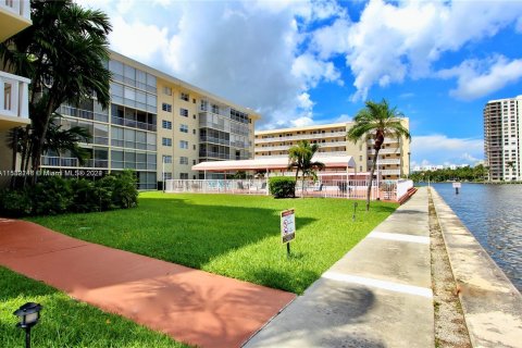 Condo in Aventura, Florida, 1 bedroom  № 1161142 - photo 1