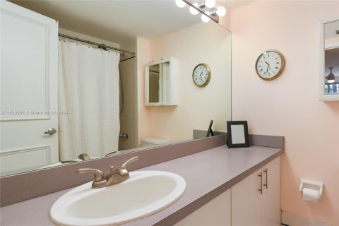 Condo in Miami Beach, Florida, 2 bedrooms  № 998174 - photo 15