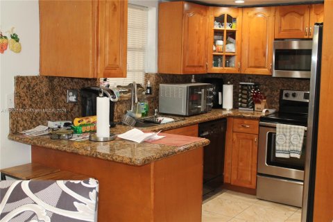 Condo in Sweetwater, Florida, 3 bedrooms  № 1099299 - photo 8