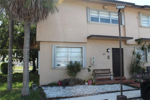 Condo in Sweetwater, Florida, 3 bedrooms  № 1099299 - photo 2
