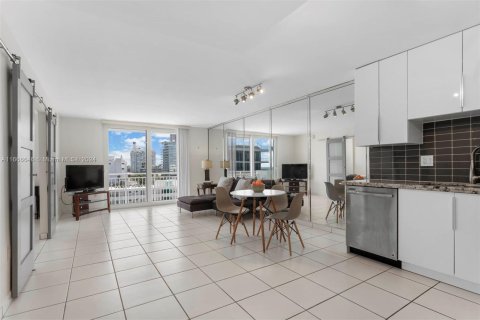 Condo in Miami Beach, Florida, 1 bedroom  № 1385732 - photo 9