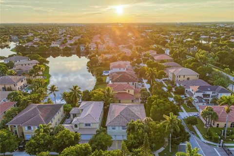 House in Miramar, Florida 6 bedrooms, 355.82 sq.m. № 1369046 - photo 1