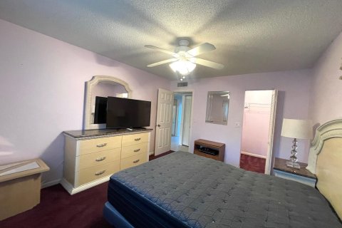 Condo in Palm Springs, Florida, 1 bedroom  № 1207411 - photo 15