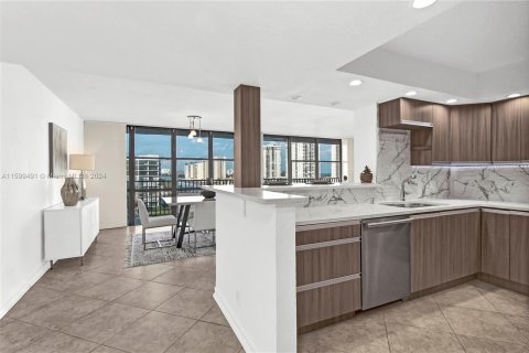 Condominio en venta en Hallandale Beach, Florida, 2 dormitorios, 132.85 m2 № 1209458 - foto 4