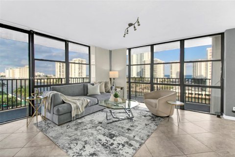 Condominio en venta en Hallandale Beach, Florida, 2 dormitorios, 132.85 m2 № 1209458 - foto 7