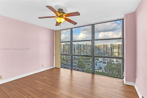 Condominio en venta en Hallandale Beach, Florida, 2 dormitorios, 132.85 m2 № 1209458 - foto 15