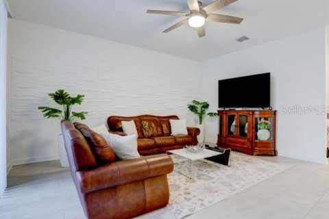 Casa en venta en Davenport, Florida, 6 dormitorios, 305.74 m2 № 967310 - foto 9