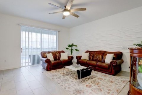 Casa en venta en Davenport, Florida, 6 dormitorios, 305.74 m2 № 967310 - foto 10