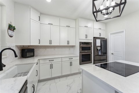 Casa en venta en Miami, Florida, 5 dormitorios, 289.48 m2 № 1280749 - foto 4