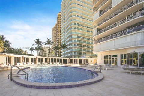 Condominio en venta en Bal Harbour, Florida, 3 dormitorios, 234.58 m2 № 1229796 - foto 19