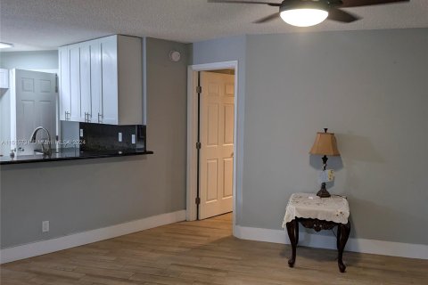 Condo in Sunrise, Florida, 2 bedrooms  № 1237302 - photo 17