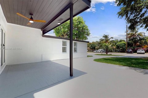 House in Miami, Florida 4 bedrooms, 113.34 sq.m. № 1368684 - photo 2