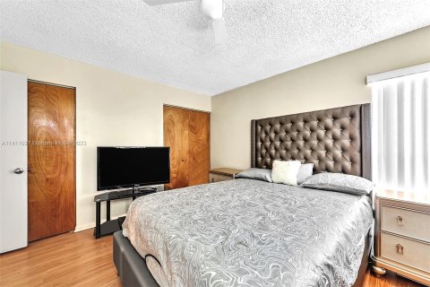 Condominio en venta en North Miami, Florida, 2 dormitorios, 86.21 m2 № 577086 - foto 14
