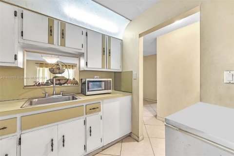 Condominio en venta en North Miami, Florida, 2 dormitorios, 86.21 m2 № 577086 - foto 6