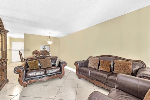Condominio en venta en North Miami, Florida, 2 dormitorios, 86.21 m2 № 577086 - foto 10