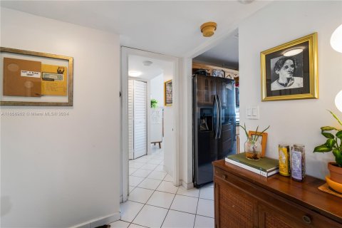 Condo in Miami Beach, Florida, 1 bedroom  № 1362496 - photo 26