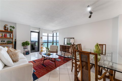 Condo in Miami Beach, Florida, 1 bedroom  № 1362496 - photo 13