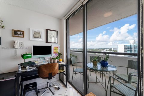 Condo in Miami Beach, Florida, 1 bedroom  № 1362496 - photo 25