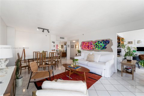 Condo in Miami Beach, Florida, 1 bedroom  № 1362496 - photo 14