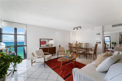 Condo in Miami Beach, Florida, 1 bedroom  № 1362496 - photo 15