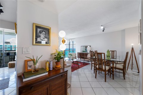 Condo in Miami Beach, Florida, 1 bedroom  № 1362496 - photo 17