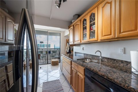 Condo in Miami Beach, Florida, 1 bedroom  № 1362496 - photo 29