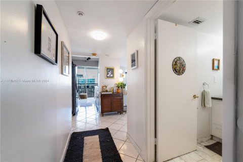 Condo in Miami Beach, Florida, 1 bedroom  № 1362496 - photo 12