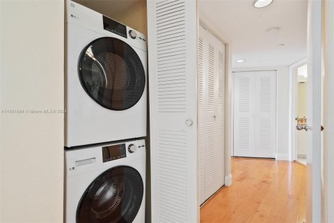 Condo in Aventura, Florida, 2 bedrooms  № 1374931 - photo 27