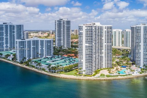 Condo in Aventura, Florida, 2 bedrooms  № 1374931 - photo 1