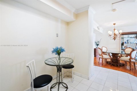 Condo in Aventura, Florida, 2 bedrooms  № 1374931 - photo 12