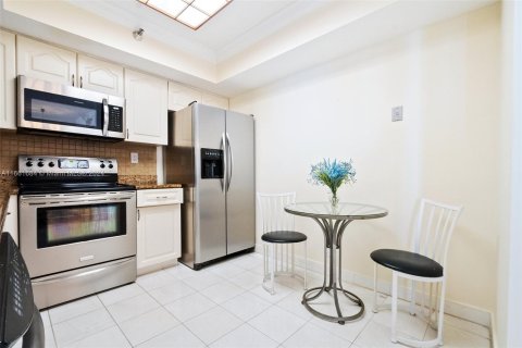 Condo in Aventura, Florida, 2 bedrooms  № 1374931 - photo 11