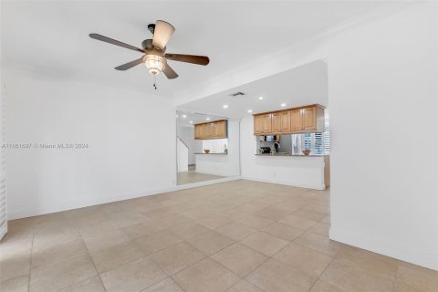 Townhouse in Pompano Beach, Florida 2 bedrooms, 94.57 sq.m. № 1374930 - photo 4