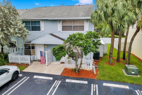 Adosado en venta en Pompano Beach, Florida, 2 dormitorios, 94.57 m2 № 1374930 - foto 1